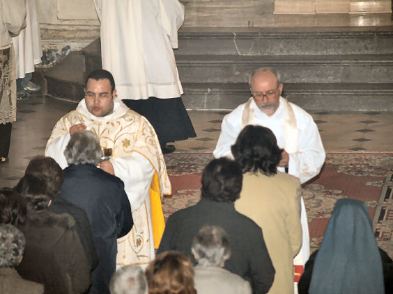 fila per la Comunione