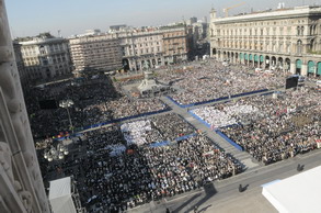 Fedeli in piazza Duomo per la beatificazione di don carlo Gnocchi