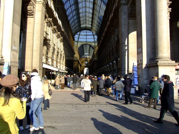 folla in piazza Duomo