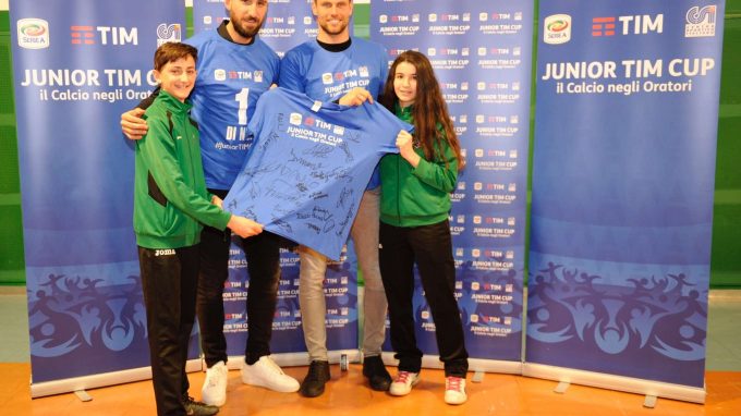 Antonio Donnarumma e Daniele Padelli con maglia staffetta Junior TIM Cup