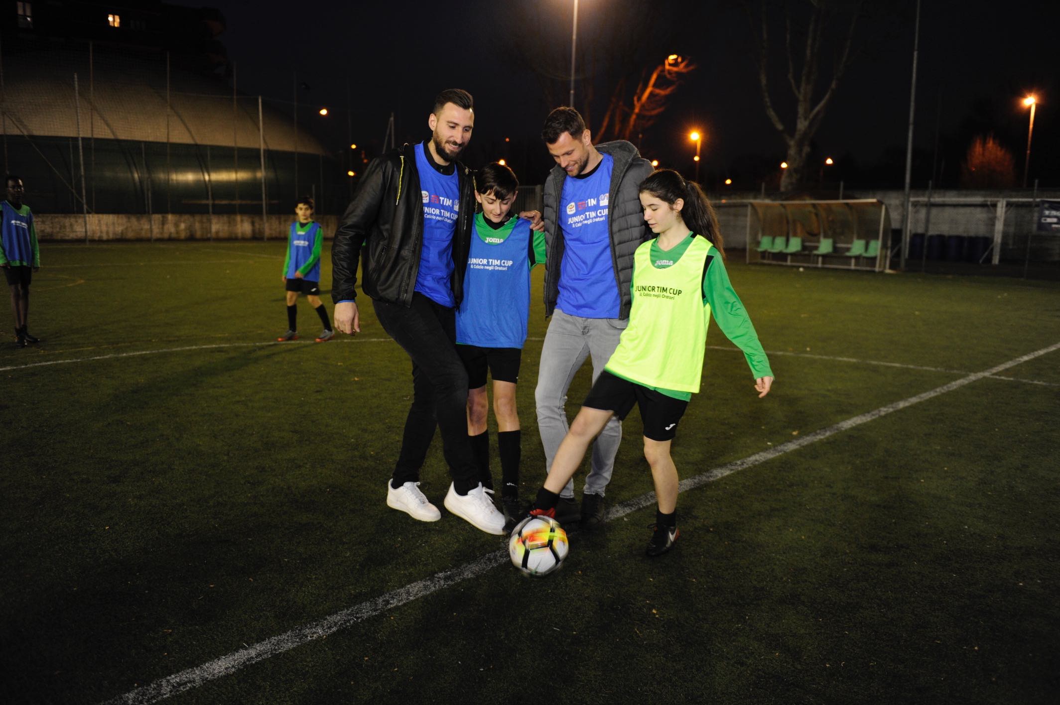 Antonio Donnarumma e Daniele Padelli danno il calcio di inizio in campo