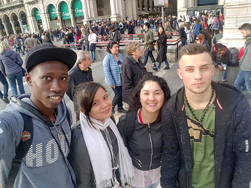 Tidiane con i compagni di lavoro in piazza Duomo a Milano