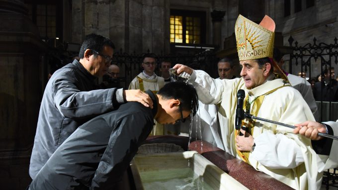 L'Arcivescovo battezza un catecumeno in una Veglia pasquale degli anni scorsi