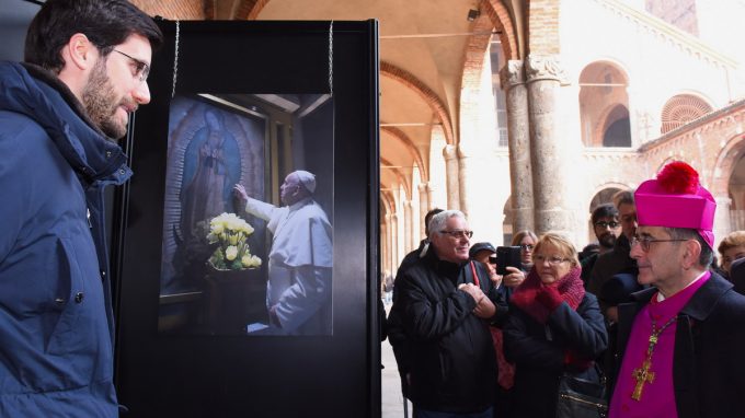 arcivescovo visita mostra su papa bergoglio_AFBO