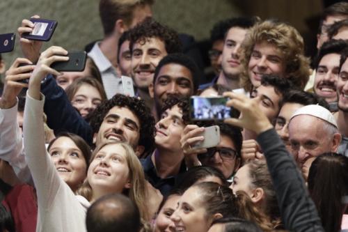 Papa-Francesco-fa-un-selfie-con-i-giovani-durante-il-sinodo-foto-Ap-720x0-c-default