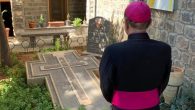 Monsignor Delpini a Homs in preghiera dinanzi alla tomba di Padre Frans Van Der Lugt, ucciso il 7 aprile 2014 durante l’occupazione della città dalle Brigate Al-Nusra