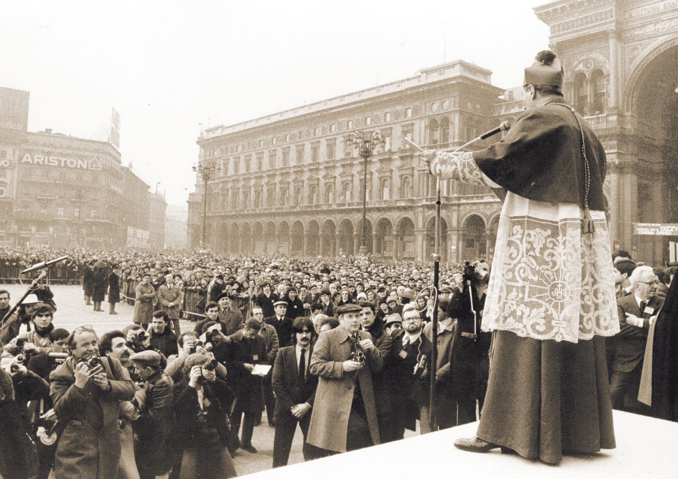 Monsignor Martini saluta la folla accorsa in piazza Duomo al suo ingresso