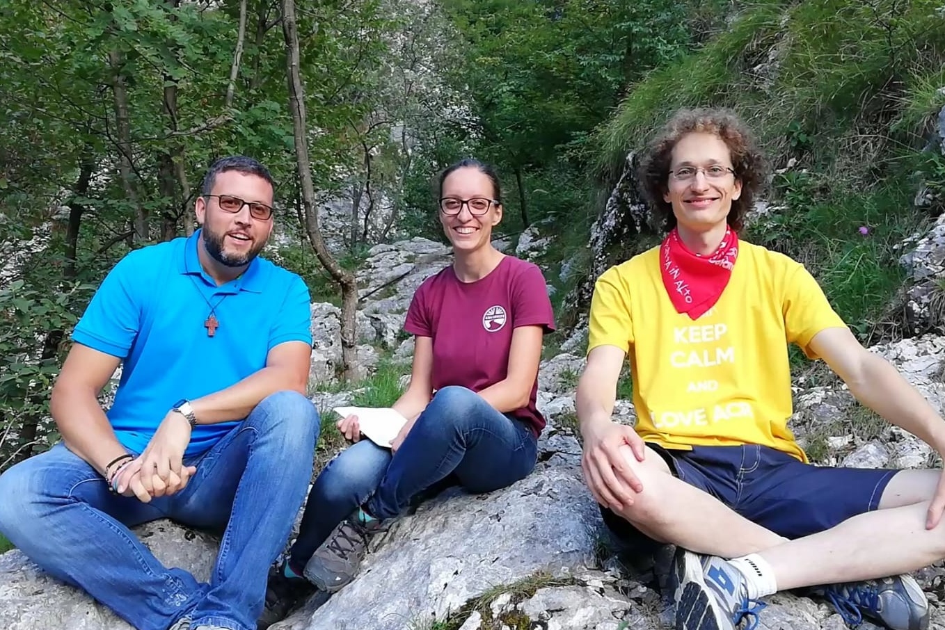 paolo airoldi e gaia boldorini con don fabio riva Cropped