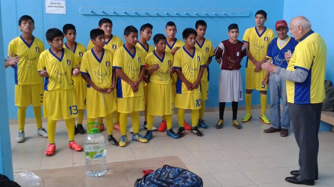 Don Antonio Colombo con la squadra di calcio