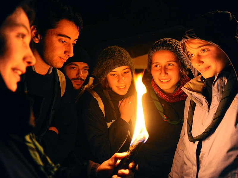 Gruppo-di-giovani-in-preghiera