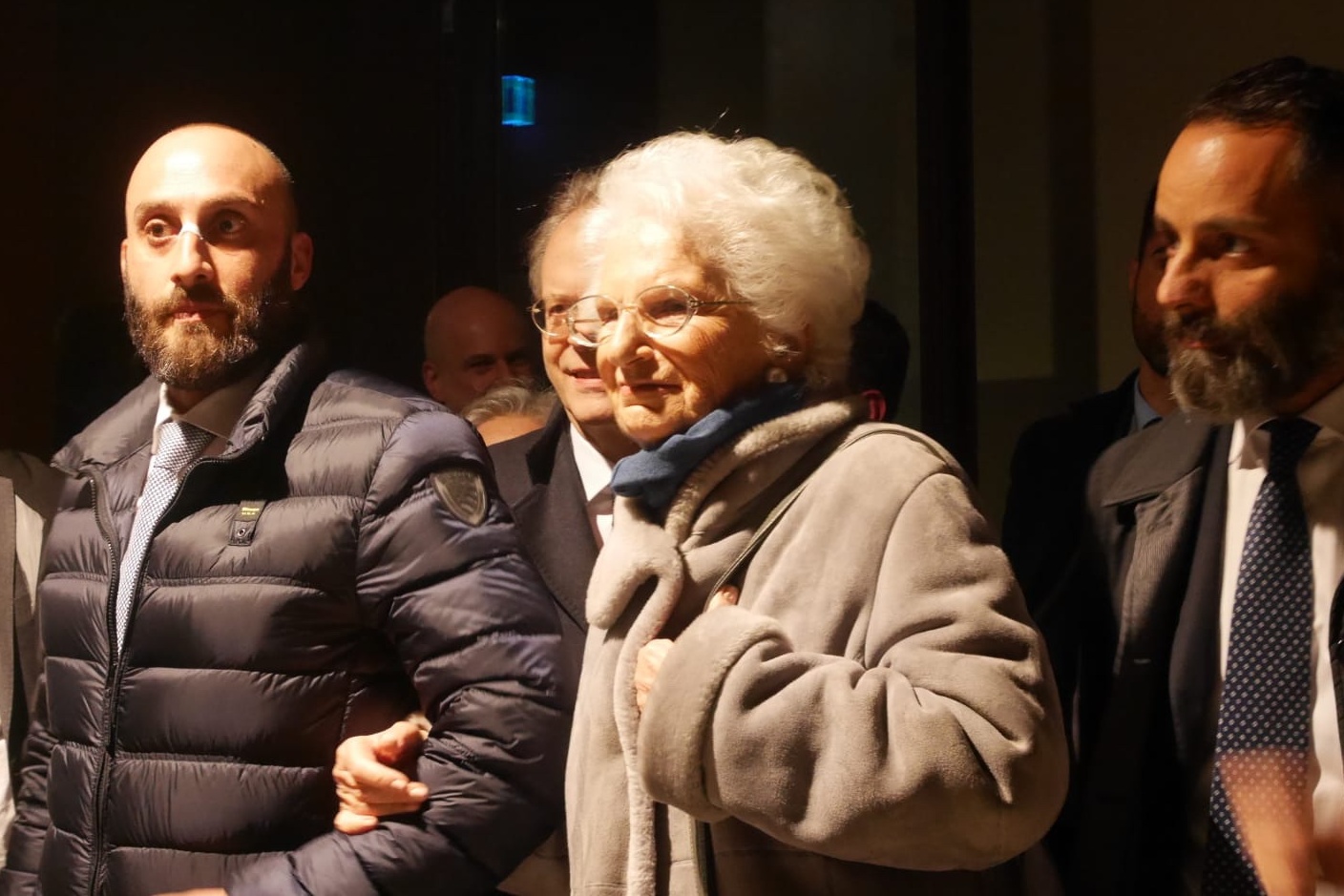 Liliana Segre accompagnata dal figlio e dagli uomini della scorta