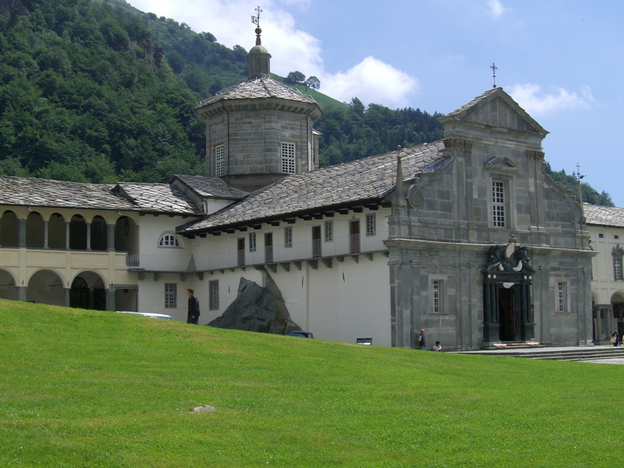 Oropa_Basilica_Antica_lat_sin