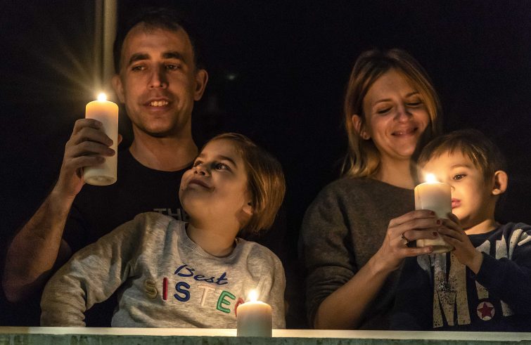 famiglia che prega