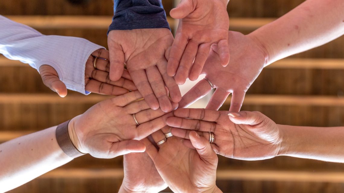 female-hands-in-the-center-1140x641