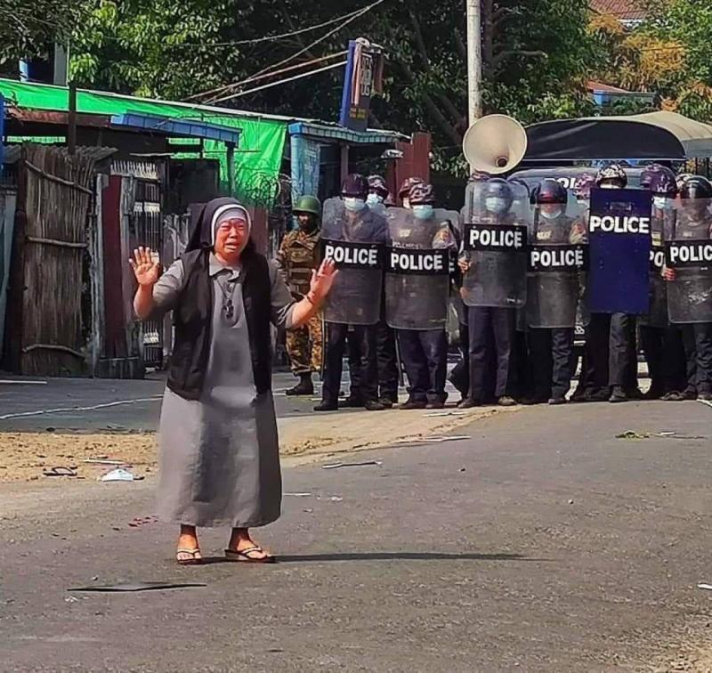 Suor Ann Rose Na Tawng in piazza a Myitkyina (Myanmar)