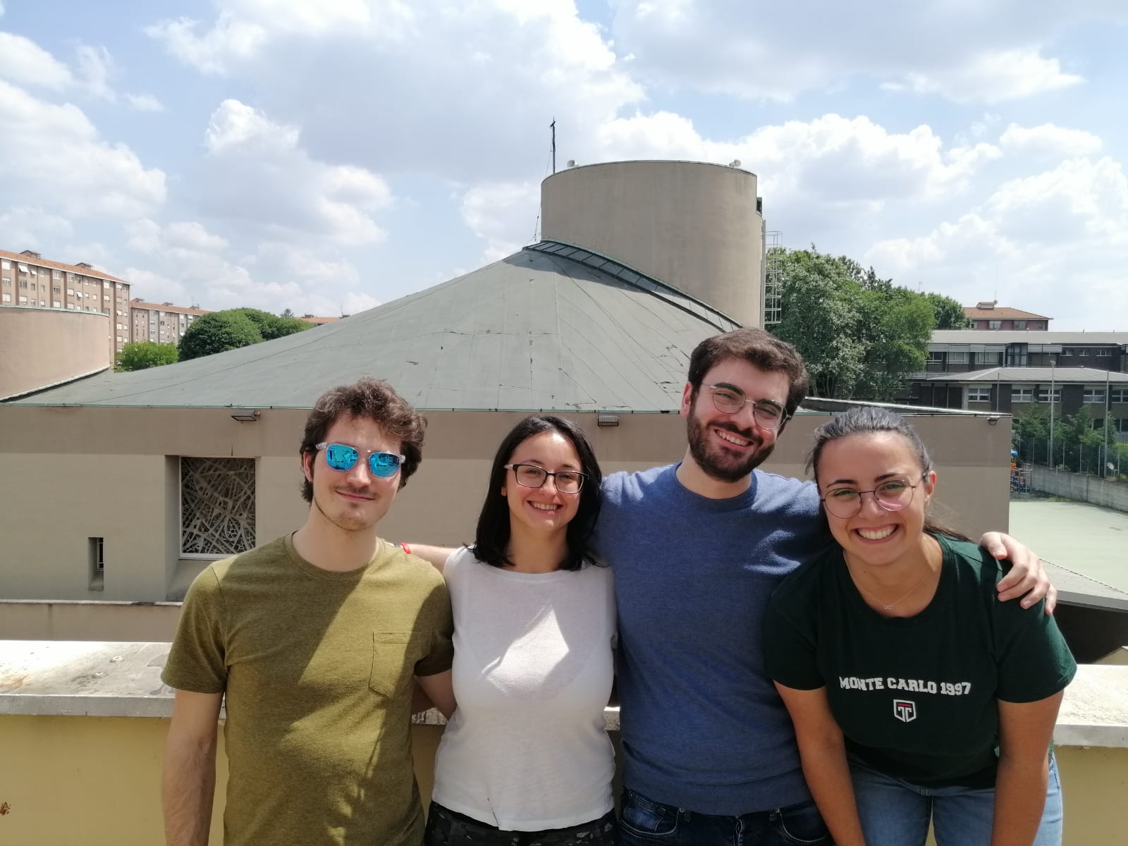 luca sx e Dario dx con ragazze della rosa dei venti