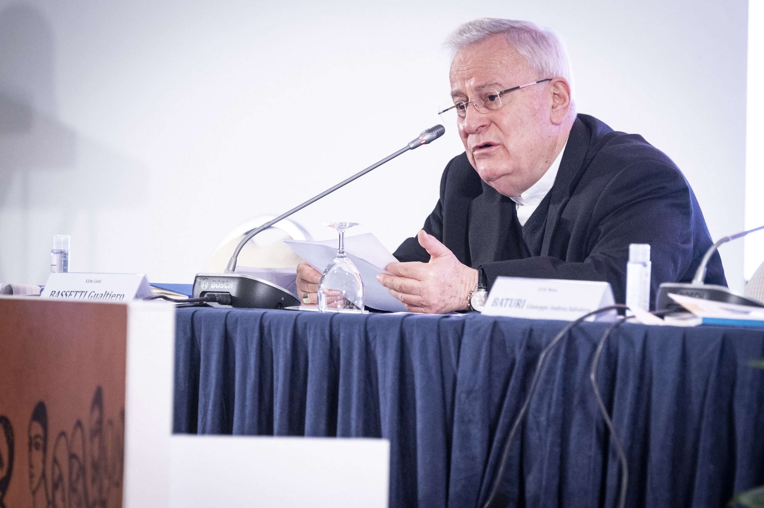 Il cardinale Gualtiero Bassetti introduce l'Assemblea generale della Cei (foto Cristian Gennari/Siciliani)