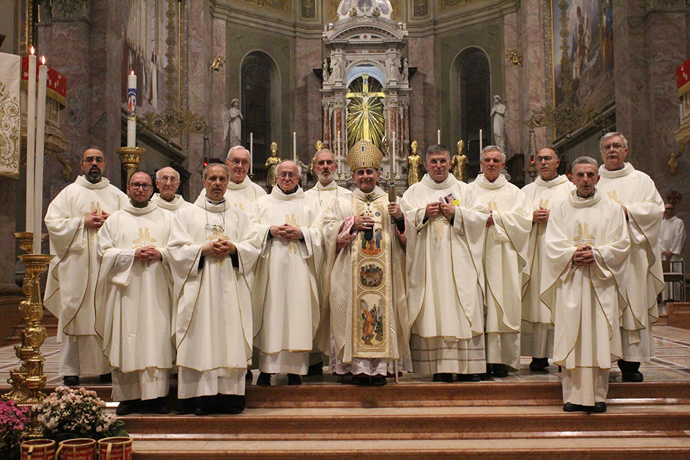 Arcivescovo Delpini e sacerdoti a Magenta