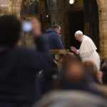 Papa Francesco e poveri ad Assisi (foto Sir)