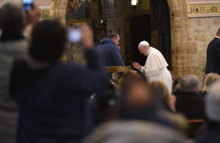 Papa Francesco e poveri ad Assisi (foto Sir)