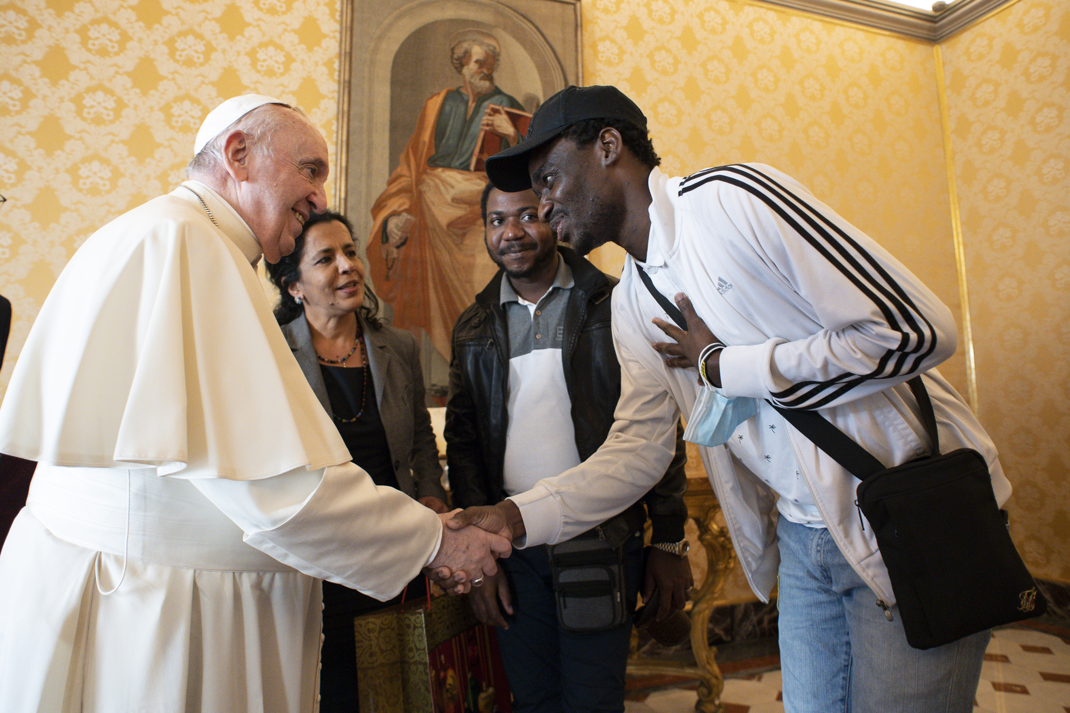 Papa Francesco incontra gruppo di profughi ospitati dalla Comunità di Sant’Egidio (foto Vatican Media / Sir)