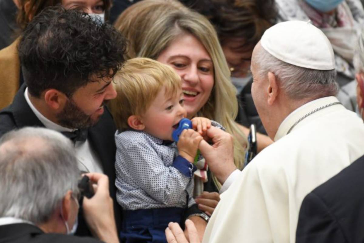 Papa e sposi (foto Sir / Marco Calvarese)