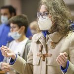 a messa con mascherina (foto Siciliani-Gennari/Sir)