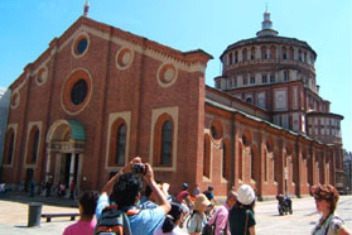 Visitatori davanti a Santa Maria delle Grazie