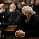 Il cardinale Bassetti in preghiera a Firenze (foto Sir)