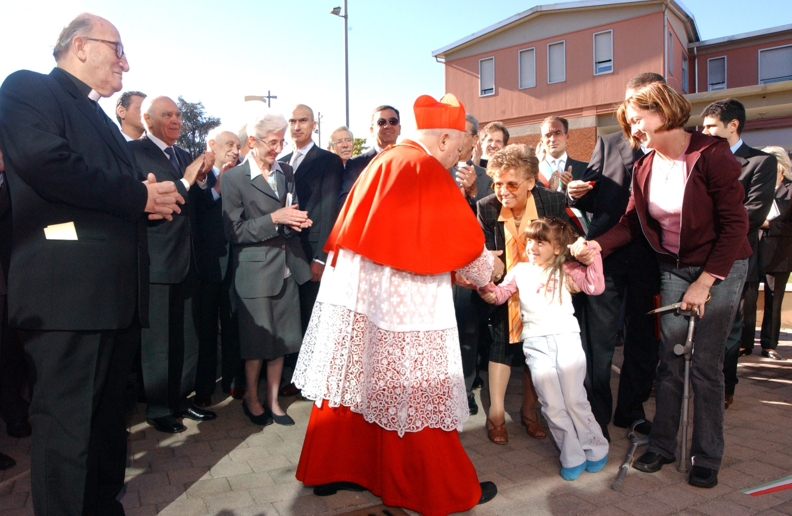 Il Cardinale Dionigi Tettamanzi e la Direttrice generale della Nostra Famiglia Gabriella Zanella all'inaugurazione del settimo padiglione