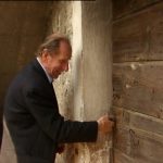 David Maria Turoldo alla porta della sua casa natale (foto di Remigio Romano)