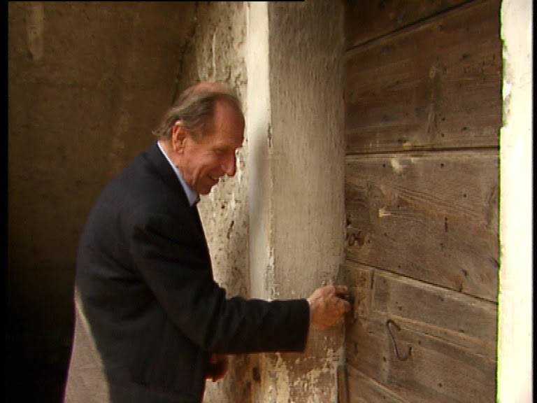 David Maria Turoldo alla porta della sua casa natale (foto di Remigio Romano)