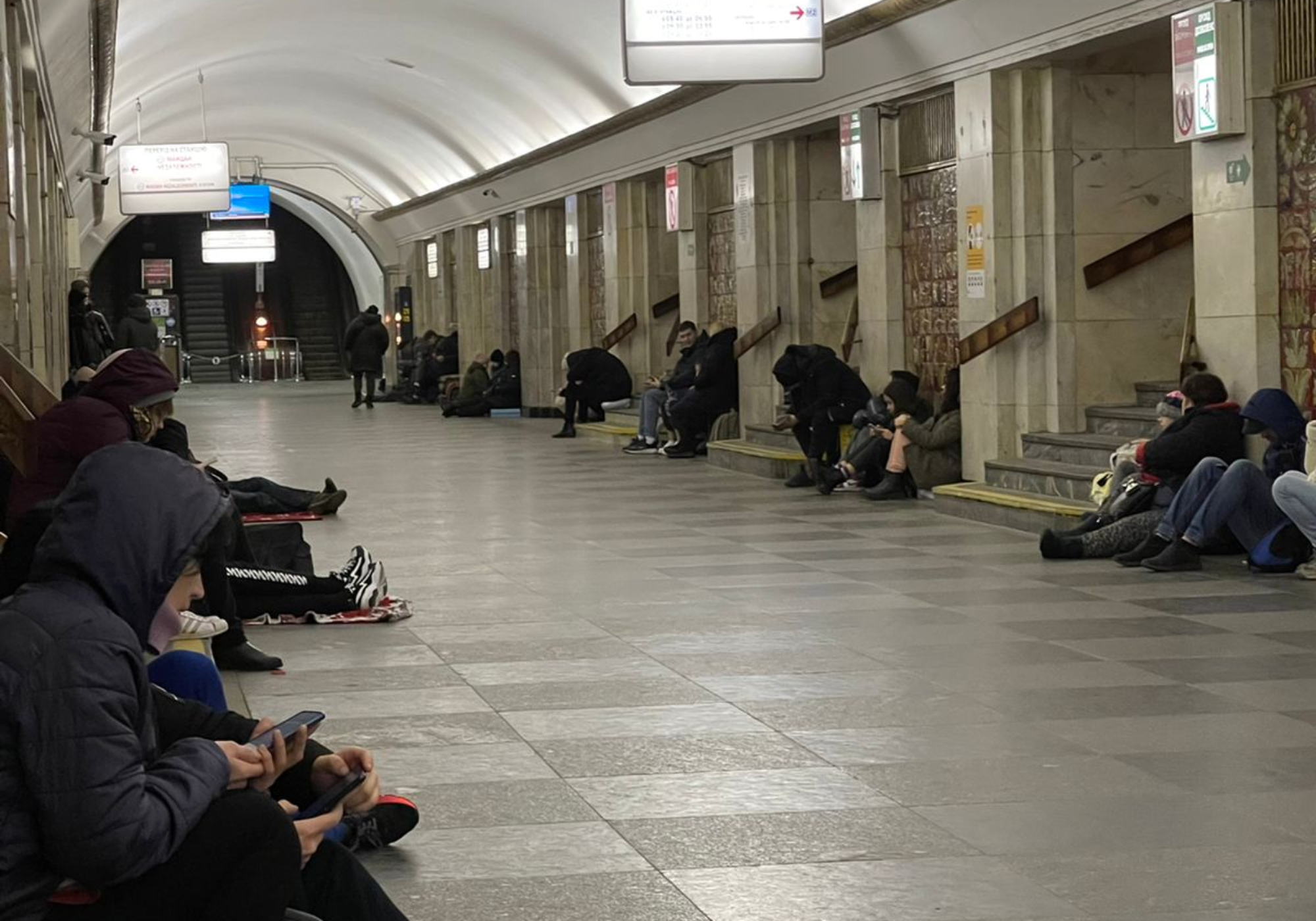 Ucraina, 24 febbraio 2022 sfollati nelle metropolitana di Kiev durante i bombardamenti (Foto p. Andriy Zelinskyy