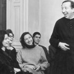 Don Giussani con alcuni giovani