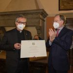 La consegna a monsignor Viganò dell'onorificenza di commendatore dell'Ordine della Stella d'Italia
