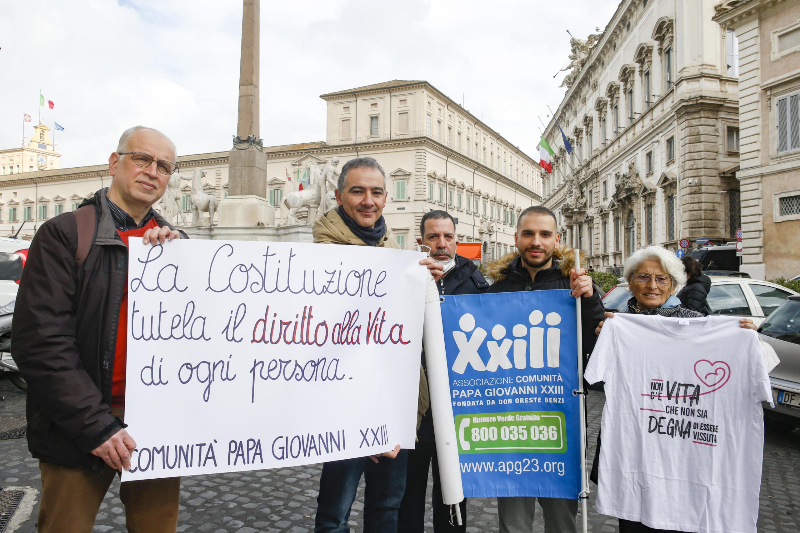 Uno striscione pro vita davanti alla Corte Costituzionale (foto Ansa / Sir)