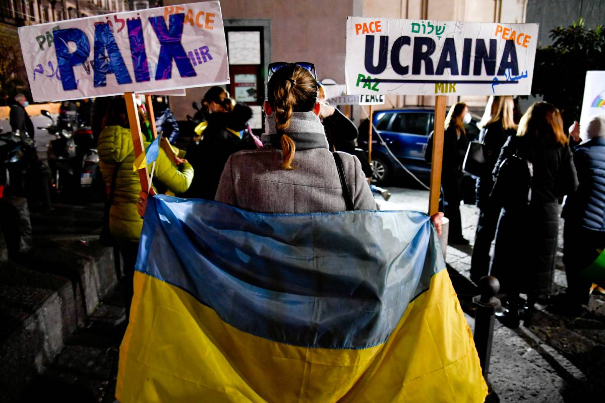 Manifestazione per la pace in Ucraina a Napoli (foto Ansa / Sir)