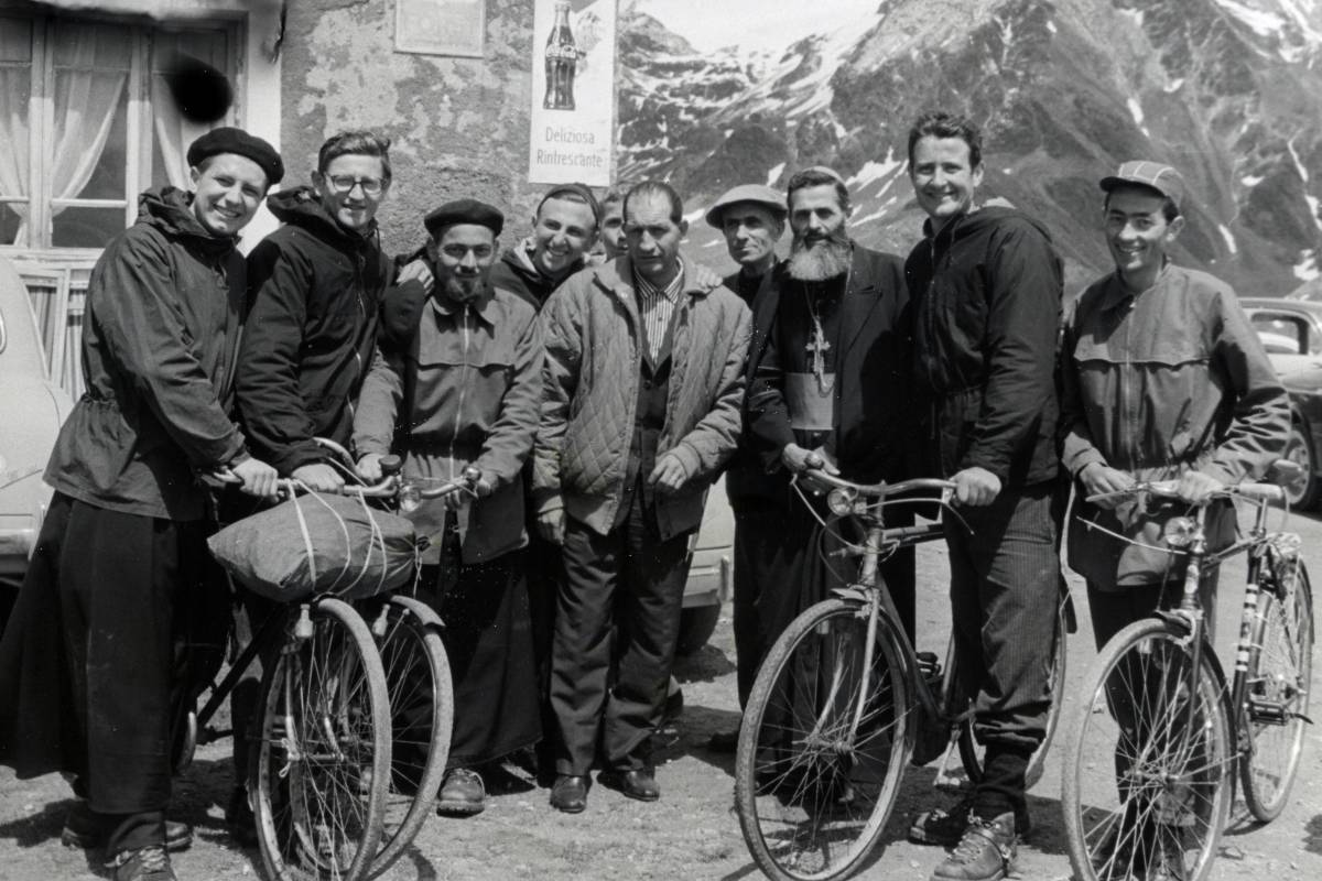 La foto che ritrae insieme Gino Bartali e monsignor Aristide Pirovano