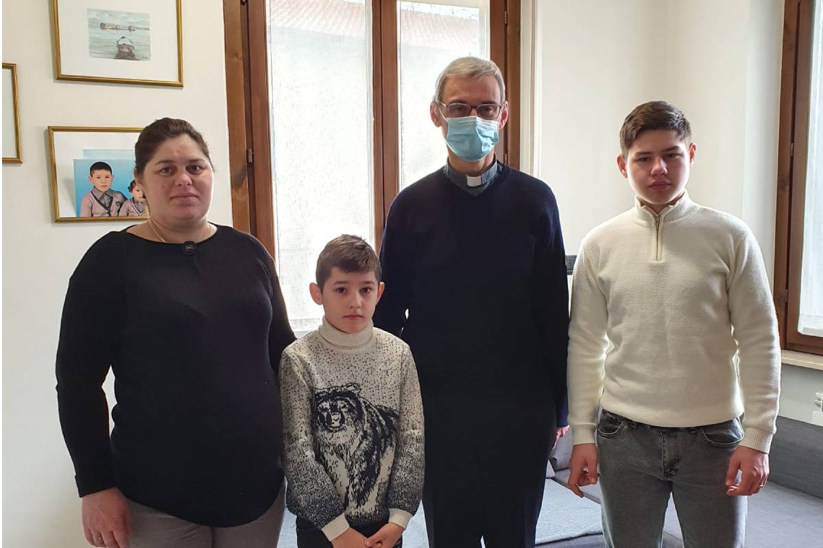 Marina coi figli Adrian e Edoardo e don Andrea Ferrarotti, parroco di Cassano Magnago