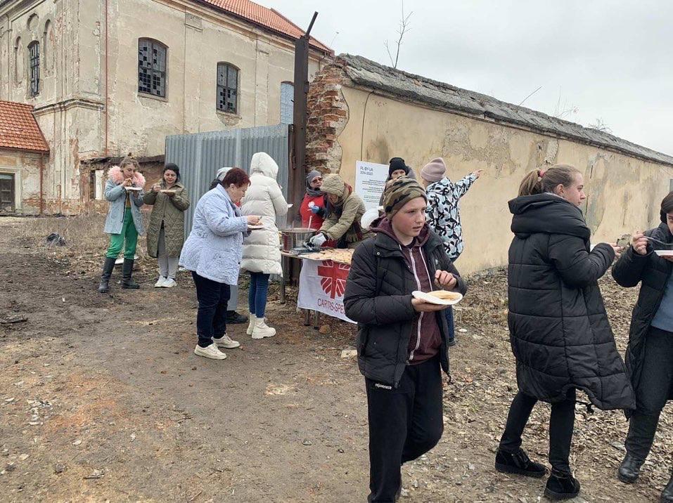 Kiev:, distribuzione di pasti caldi agli sfollati da parte della Caritas (foto Caritas Spes)