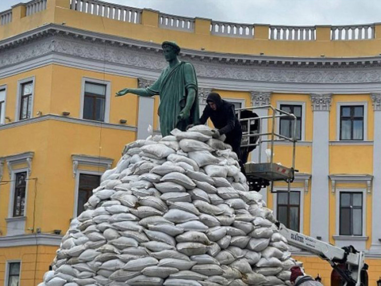 Si apprestano le difese contro l'invasione (foto Ansa / Sir)