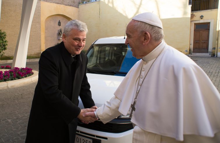 Il cardinale Konrad Krajewski con papa Francesco (foto Sir)