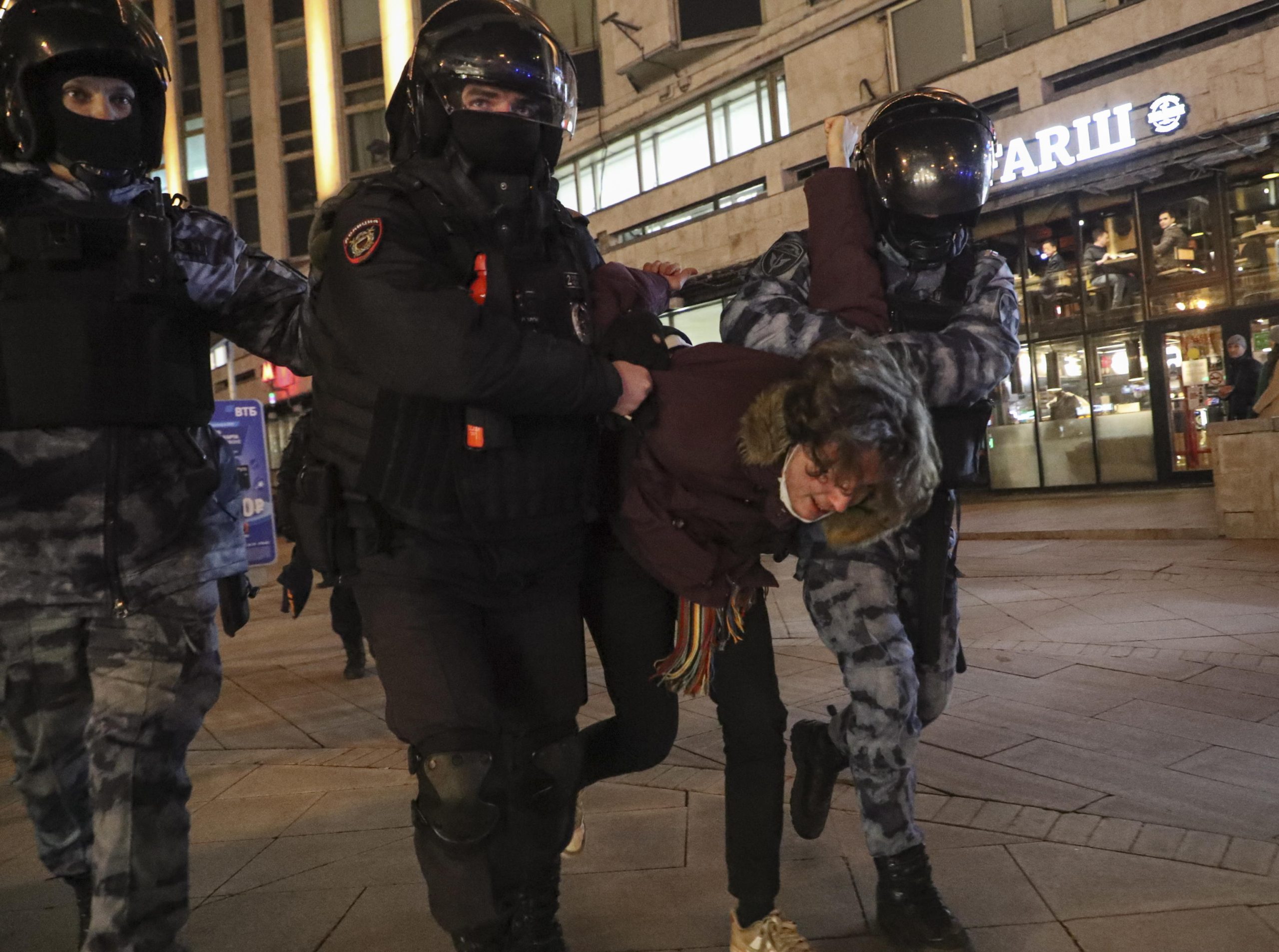 Proteste contro l'invasione russa in Ucraina (foto Ansa / Sir)