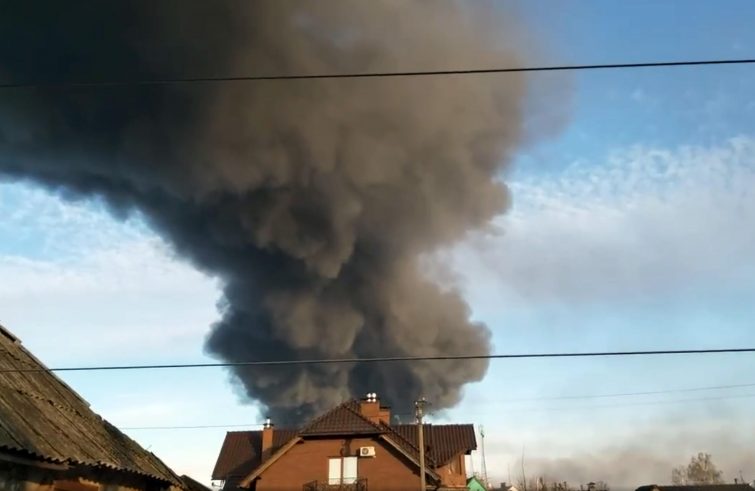 Case in fiamme a causa dei bombardamenti (foto Sir)