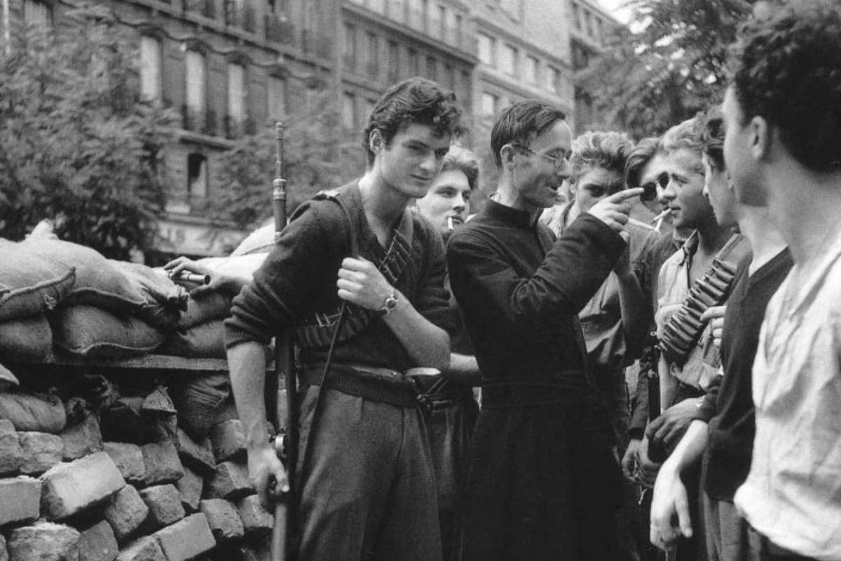 L'abbé Camille Folliet sulle barricate di Parigi, agosto 1944, con alcuni giovani combattenti (foto R. Doisneau)