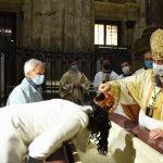 L'Arcivescovo battezza un catecumeno alla Veglia pasquale dello scorso anno