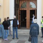 Volontari accolgono fedeli in chiesa (Agenzia Fotogramma)