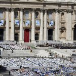 I fedeli in piazza San Pietro per le canonizzazioni del 15 maggio (foto Siciliani / Gennari / Sir)