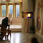 giovane in preghiera