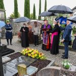 Il cardinale Pietro Parolin in preghiera sulla tomba di monsignor Aristide Pirovano (foto Oscar Manzoni - Happy Foto)